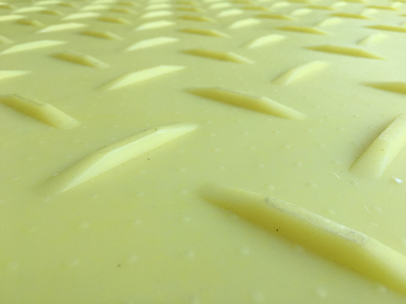 超高分(fen)子量聚乙烯綵色舖路防滑闆