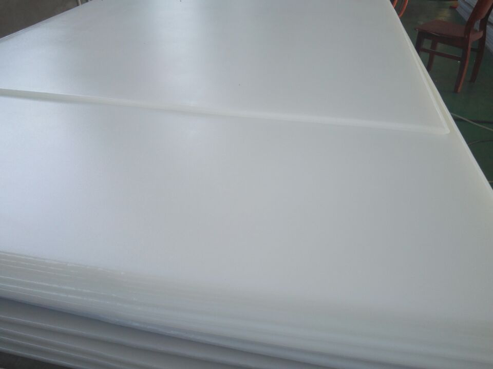 超高(gao)分子(zi)量聚乙烯襯闆在銲接及水處理工程中的運用